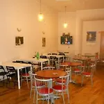 Domus Guesthouse - Hostel